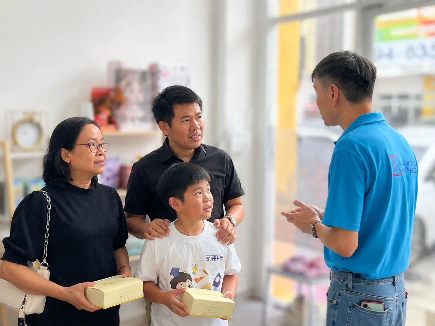 A family speaking with a teacher at Sakamoto Math Chiang Mai