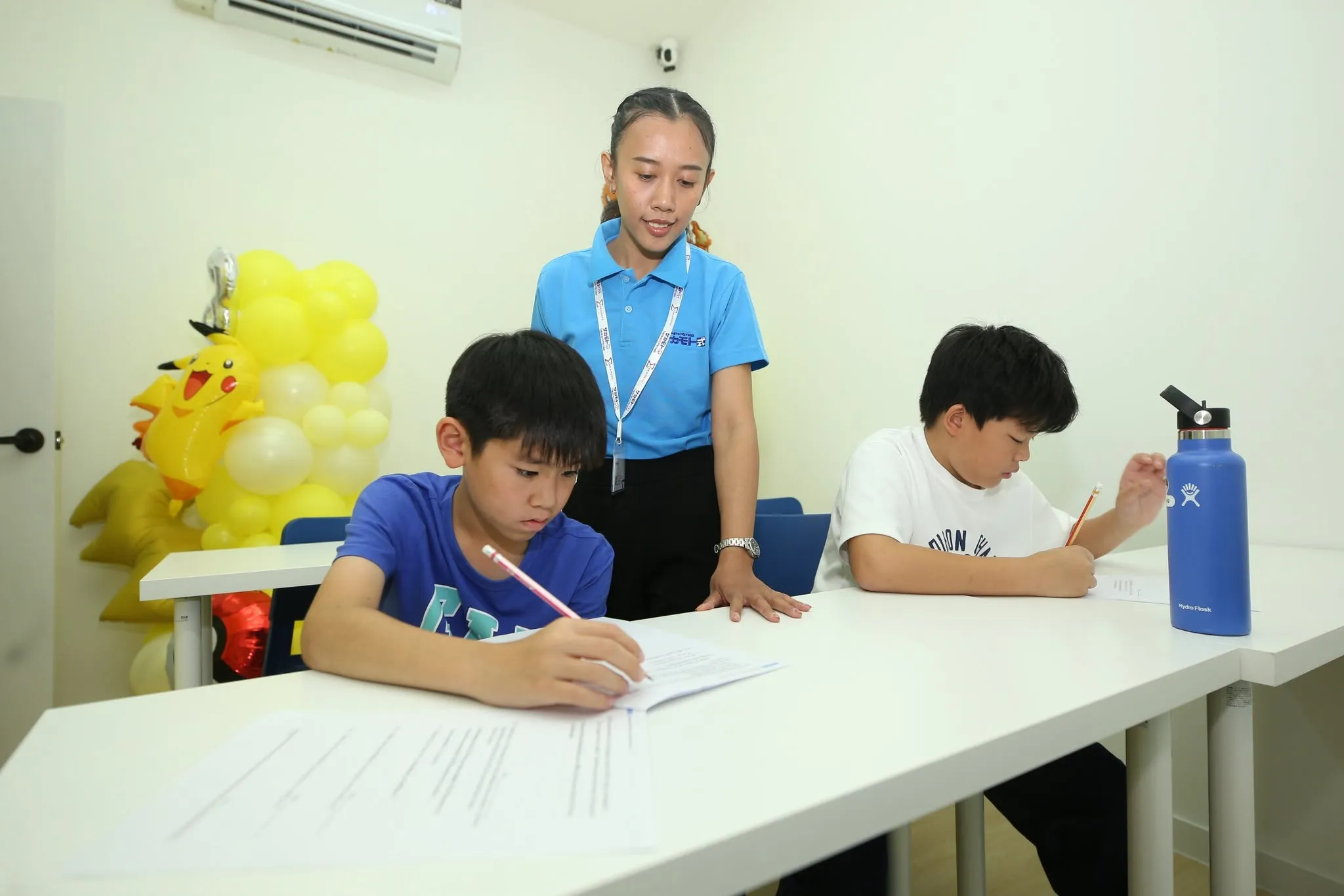Students learning mathematics with a Sakamoto teacher in Thailand